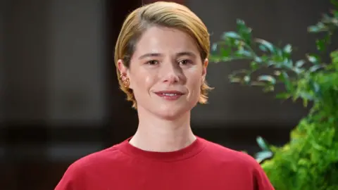 Getty Images Jessie Buckley attends the "Hamnet" photocall at Shakespeare's Globe on December 17, 2025 in London, England.