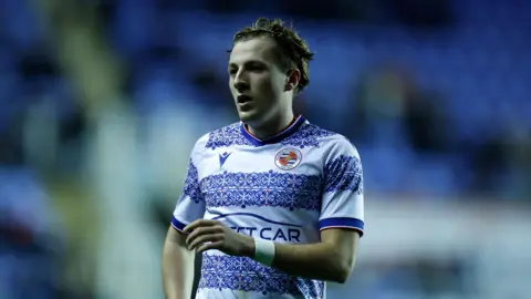 Reading midfielder Charlie Savage looking to his right