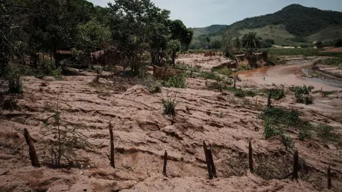 Getty Images De nasleep van de instorting van de Mariana-dam op 5 november 2015