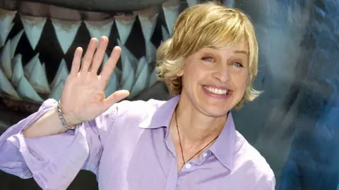 Getty Images Ellen Uśmiech się i machający podczas premiery Finding Nemo w 2003 roku