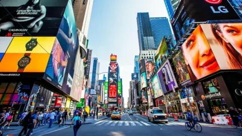 Getty Images Pemandangan Times Square di New York dengan sedikit lalu lintas dan orang-orang berjalan kaki