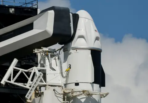 Reuters Nave espacial Dragon sobre el cohete Falcon 9