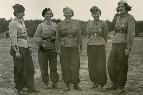 The General Elżbieta Foundation, Toruń Black and white photo of Zo in Polish military uniform smiling with four other women in similar uniforms