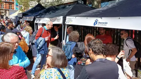 REDA A crowd and stalls