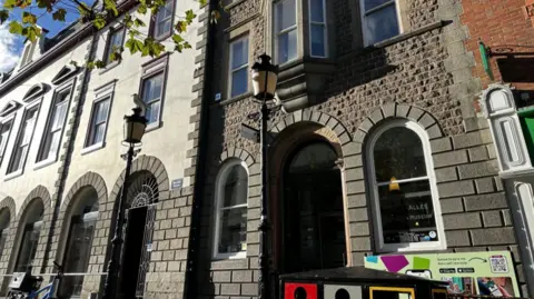 The front of Guille-Alles Library.