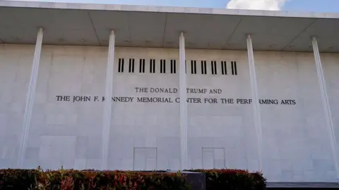 Bloomberg via Getty Images Uma nova placa diz "Donald Trump e o Centro John F. Kennedy de Artes Cênicas" no Kennedy Center em Washington, DC, EUA, na sexta-feira, 19 de dezembro de 2025.