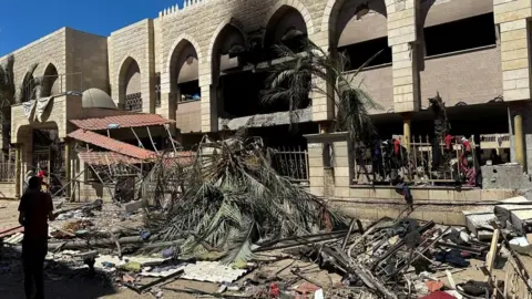 Reuters: Palestinos veem os danos no local de um ataque israelense a uma escola que abriga pessoas deslocadas no conflito Israel-Hamas, na Cidade de Gaza, 10 de agosto de 2024