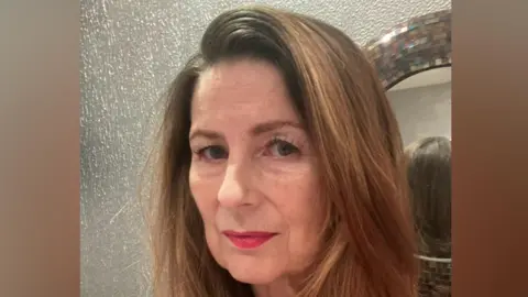 Se adjunta una imagen tipo selfie de una mujer que mira directamente a la cámara.