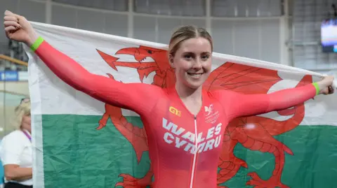 Emma Finucane with the Welsh flag