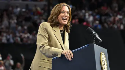 AFP Kamala Harris spreekt tijdens een campagne-evenement in de Desert Diamond Arena in Glendale, Arizona