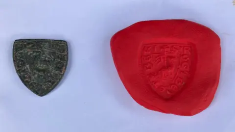 The matrix seal and an example of it covered with wax