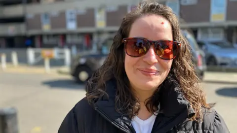 Helena Costa con gafas de sol y un abrigo negro