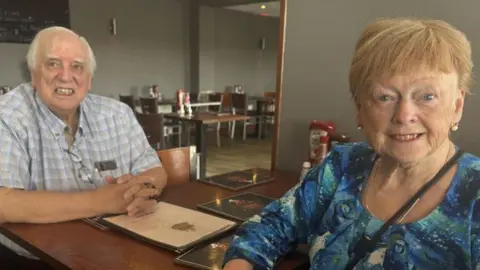 Pareja de jubilados disfrutando del desayuno 