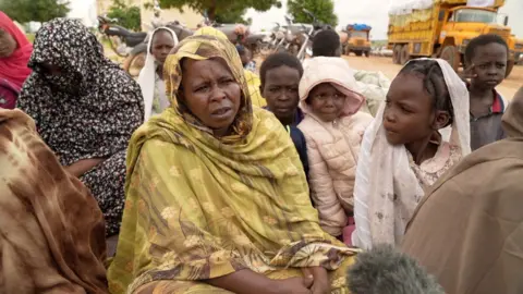   Kevin McGregor / BBC Buthaina dan anak-anaknya di sebuah kamp di Adré, Chad