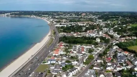 La BBC est une communauté côtière avec des maisons et des routes côtières avec des plages et des océans.