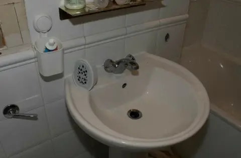 Met Police Un ambientador en el baño del piso de Xu tiene una cámara oculta