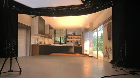 Steve Jones/BBC An LED screen projects a high-resolution image of a kitchen, making it look almost realistic.