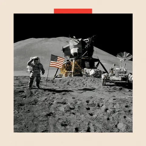جیمز اروین، فضانورد رویترز، خلبان ماژول قمری، در حالی که در کنار پرچم ایالات متحده در طول ماموریت ایستاده سلام نظامی می کند. 