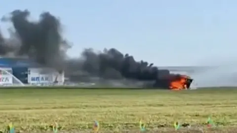 Weibo لا يزال من شريط فيديو لحادث سيارة Flaming Flying. الدخان الأسود هو الأسود إلى اليسار.
