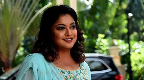 Tanushree Dutta بازیگر بالیوود Getty Images در 23 اکتبر 2018 به یک رویداد برای کانال خبری هند Aaj Tak در بمبئی می رسد.