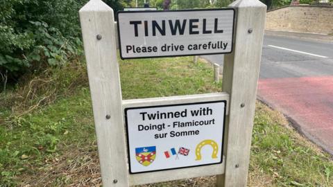 Sign marking the twinning of Tinwell and Doingt