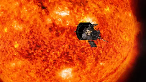 Gambaran Artis NASA mengenai pesawat ruang angkasa Parker Solar Probe yang terbang melewati Matahari, tampak berwarna oranye terang, kuning, coklat, dan hitam serta jauh lebih besar daripada pesawat ruang angkasa di latar depan. 