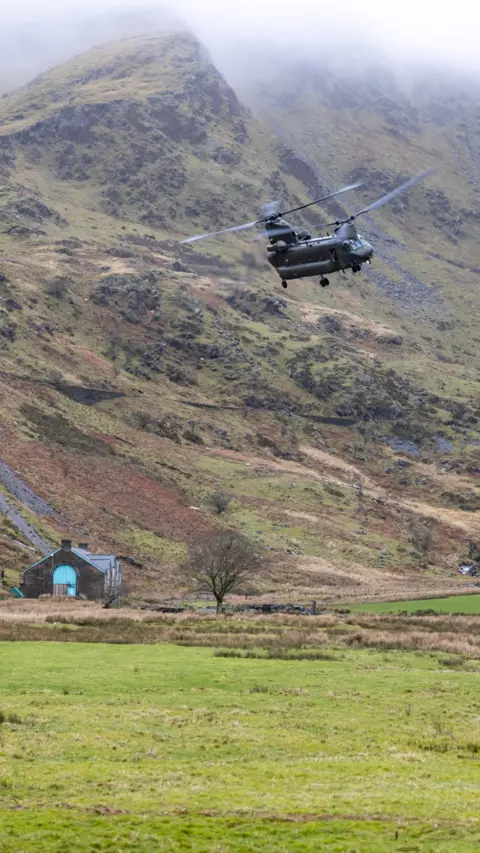 MOD/RAF VALLEY Chinook manoeuvring at low level in Eryri 