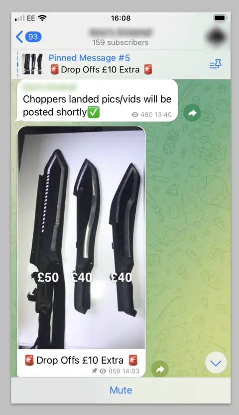 Una captura de pantalla de un grupo de telegram que vende cuchillos