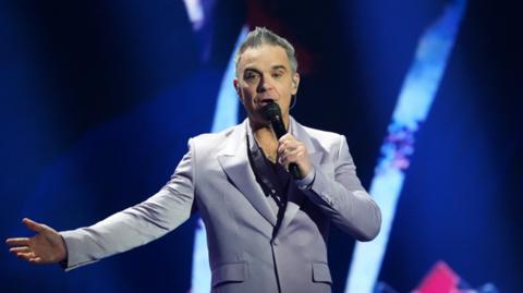 Robbie Williams to play intima