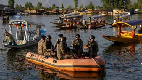 indian troops patrol on Dal Lake in Kashmir