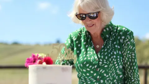 The Queen cut a specially commissioned anniversary cake created by one of the foundation's grant recipients