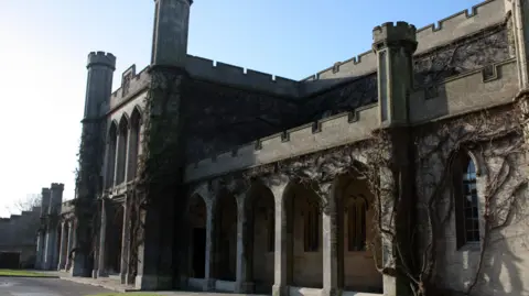 Side view of the grey-coloured arched-fronted crown court building in the grounds of Lincoln Castle