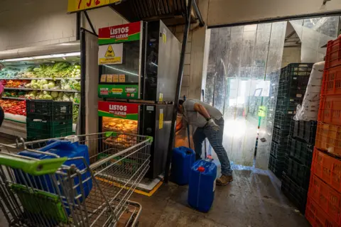 Fritz Pinnow engineer, Edgardo David Guzmán, is collecting used fat from Comayagua's Maxi dispensation.