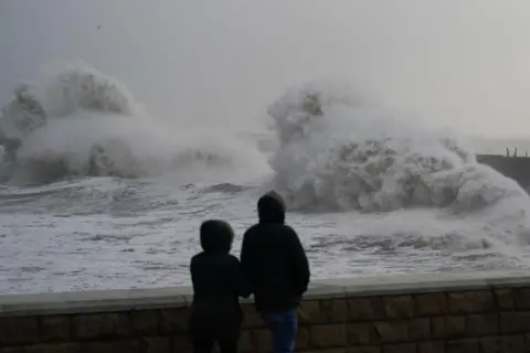 Getty Images Ombak besar menghantam tembok laut di Hartlepool (gambar stok)