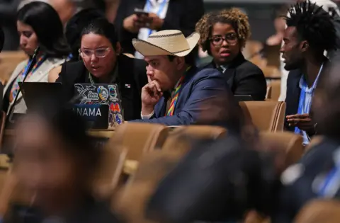 Sean Gallup/Getty Images Delegasi partai COP29, termasuk Juan Carlos Monterrey Gomez, Perwakilan Khusus untuk Perubahan Iklim, Kementerian Lingkungan Hidup Panama