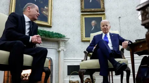 Reuters Biden se reúne con Scholz en la Oficina Oval