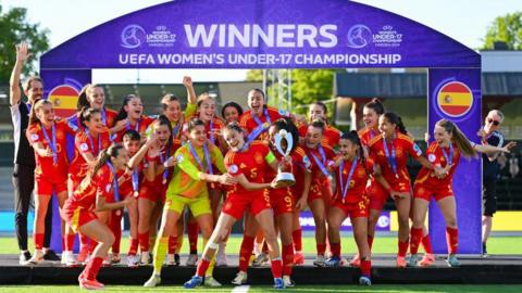 Spain celebrate winning the Women's Under 17 Championship