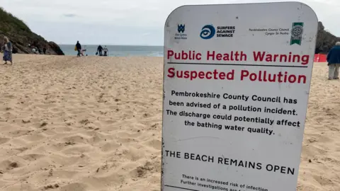 Incidente de contaminación en el mar en Tenby.