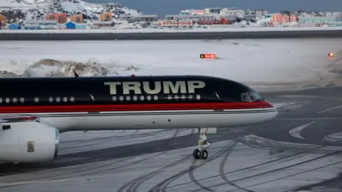 EPA-EFE/REX/Shutterstock Sebuah pesawat di landasan bandara Nuuk di Greenland