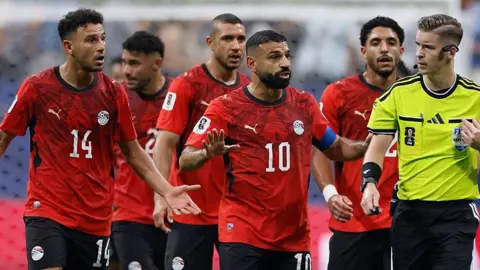 Getty Images Mohamed Salah and team-mates of Egypt complain to Referee Francois Letexier during the FIFA World Cup 2026 Round of 16 match between Argentina and Egypt 