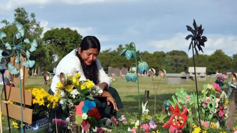 Jossie Flor Sapunar/CASA Mrs. Castellón at her husband's grave. 