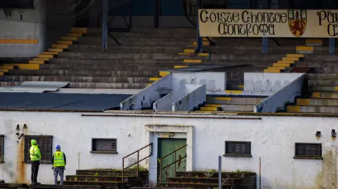 Trabalhadores de PA no estádio Casement Park GAA em Belfast, Irlanda do Norte