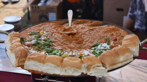 Getty Images Pav Bhaji ist am 14. September 2024 während des Sree Ganesh Chaturthi Mahotsav Festivals in Brampton, Ontario, Kanada, an einem Imbissstand. Pav Bhaji ist ein Streetfood aus Mumbai. Es ist eine Mischung aus würzigem Gemüsepüree, serviert mit in Butter gerösteten Brötchen. (Foto von Creative Touch Imaging Ltd./NurPhoto über Getty Images)