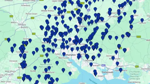 Google/Hampshire House Martins Project A Google map with hundreds of dark blue marker points representing house martin sites in Hampshire