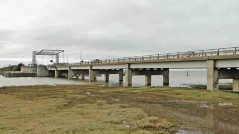 Adrian S Pye/Geograph Breydon bridge