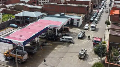 Imágenes de Gatety para ingresar a una estación de servicio en Bolivia