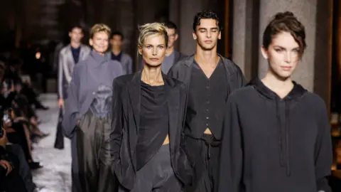 Reuters modelleri, 28 Eylül 2025, Milano, İtalya'da Moda Haftası sırasında Giorgio Armani İlkbahar/Yaz 2026 koleksiyonundan kreasyonlar sunuyor.