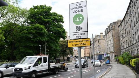 Low Emission Zone boundary sign in Edinburgh