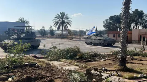 Reuters Israel Defense Forces handout showing Israeli tanks at the Gazan side of the Rafah border crossing with Egypt (7 May 2024)