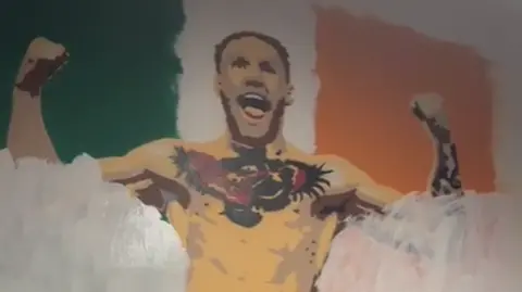 Gary Scully White melukis mural Conor McGregor 